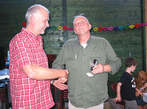 Der Leiter der Auffangstation Herr van Rey gratuliert dem Leiter des Aachener Tierparks Herrn Graf-Rudolf zum Tombolagewinn!